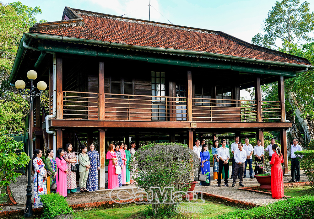 Những người làm báo của Báo Cà Mau (nay là Báo và Ðài Phát thanh - Truyền hình Cà Mau) tham quan Nhà sàn Bác Hồ trong khuôn viên Khu Tưởng niệm Chủ tịch Hồ Chí Minh.