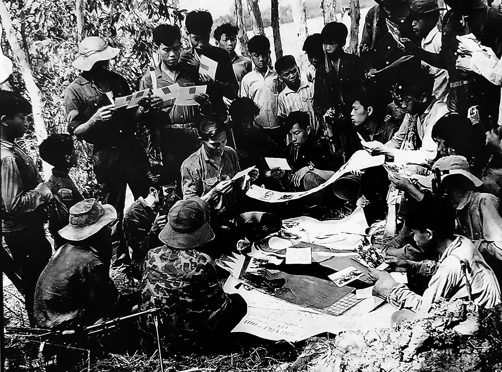 Trước tình hình khó khăn, ác liệt, bộ phận Nhiếp ảnh Khu 9 phải làm những bộ ảnh gọn nhẹ mang đến tận công sự, hầm tránh pháo ngoài đồng để phục vụ dân, góp phần đem lại niềm tin cho mọi người. Ảnh tư liệu