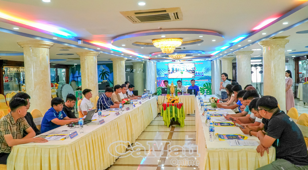 Họp báo giải bóng đá S7 U20 Open Tada Arena cup 2025 với sự tham gia của 12 đội bóng và nhà tài trợ.