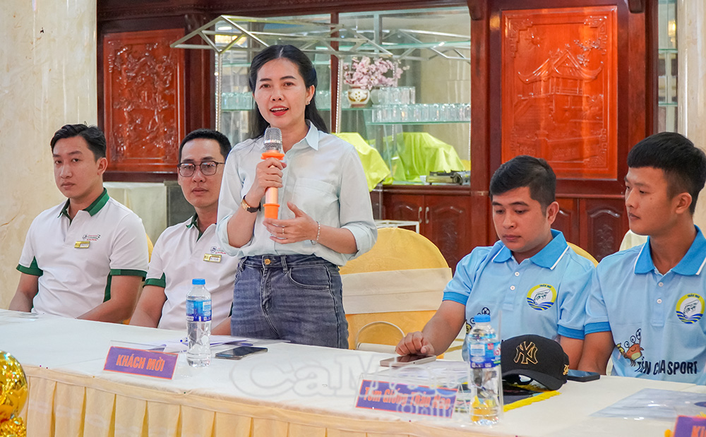 Bà Trần Ngọc Lưu Ly, Phó Trưởng phòng Văn nghệ - Giải trí - Thể thao, Báo và Đài PT-TH Cà Mau thông tin về Chương trình "Tay lái an toàn”.