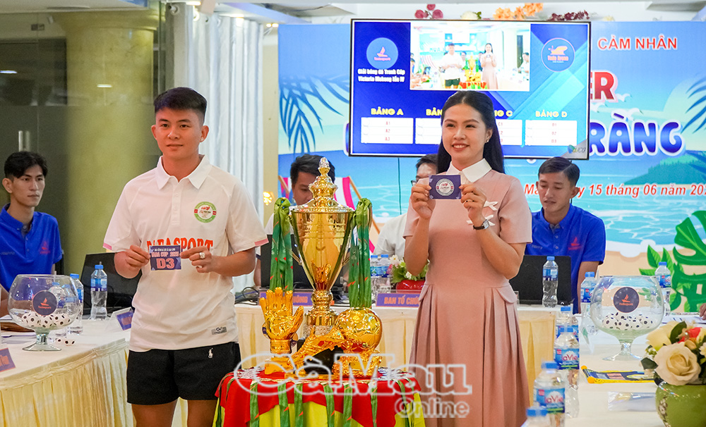 Các đội bốc thăm chia bảng.