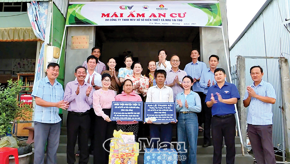 Khánh thành nhà Mái ấm an cư và trao tiền, quà cho hộ ông Nguyễn Văn Kiệt, Khóm 7, thị trấn Năm Căn, huyện Năm Căn. Ảnh: TIẾN LÊN