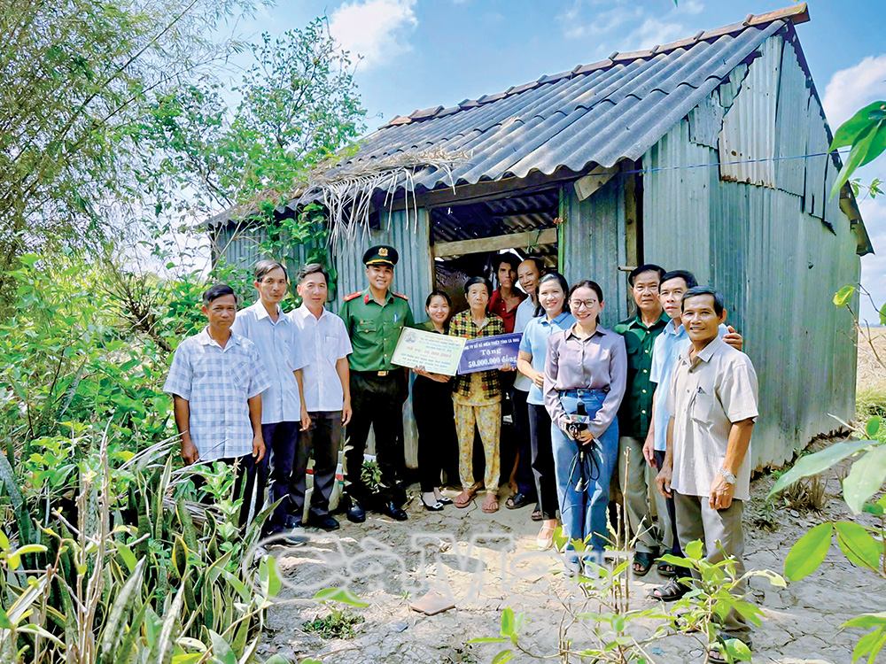 Trao 62 triệu đồng cho gia đình bà Phạm Thị Ðịnh (Hoàn cảnh trong Phóng sự “Mẹ già nuôi con khờ” phát trên sóng Ðài Phát thanh - Truyền hình Cà Mau). Ảnh: THANH HUY