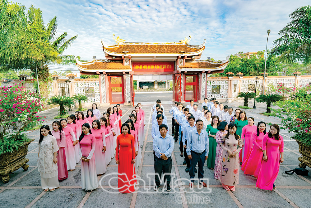 Tập thể Báo Cà Mau, Ðài Phát thanh - Truyền hình tỉnh Cà Mau tưởng niệm các anh hùng, liệt sĩ tại Ðền thờ 10 Anh hùng liệt sĩ Khởi nghĩa Hòn Khoai.                                                                                                                                                                                               Ảnh: HUỲNH LÂM