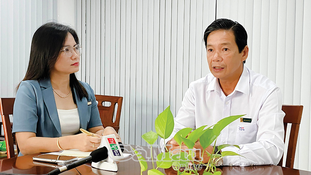BTV Kiều Tiên (Ðài PT&TH TP Cần Thơ) phỏng vấn ông Huỳnh Hữu Kỳ, Phó giám đốc Công ty Ðiện lực TP Cần Thơ.                                                                                                                                                                                                                         Ảnh tác giả cung cấp