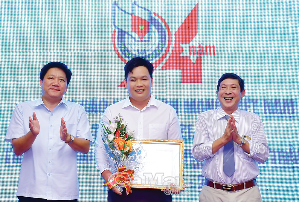 Phó trưởng Ban Tuyên giáo Tỉnh uỷ Phạm Việt Phong và Chủ tịch Hội Nhà báo Việt Nam tỉnh Cà Mau Nguyễn Thanh Dũng trao bằng khen của Trưởng ban Dân vận Trung ương cho Nhà báo Lâm Phú Hữu.                                                         Ảnh: THANH MINH