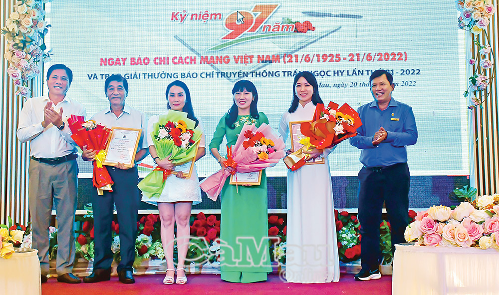 Nhà báo Nguyễn Chiến, Tổng Biên tập Báo Cà Mau, cùng Nhà báo Phạm Thanh Phong, Giám đốc Ðài Phát thanh - Truyền hình Cà Mau trao Giải báo chí truyền thống Trần Ngọc Hy lần thứ XXXI năm 2022 cho các tác giả.                                                                      Ảnh: MỘNG THƯỜNG