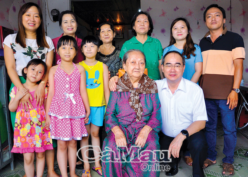 Ngày 9/7/2017, đồng chí Nguyễn Thiện  Nhân, Uỷ viên Bộ Chính trị, Bí thư Thành uỷ TP Hồ Chí Minh đến thăm gia đình bà Ðỗ Thị Mĩnh, vợ Liệt sĩ - Anh hùng Lực lượng vũ trang Nhân dân, Nhà báo Trần Ngọc Hy tại Phường 5, TP Cà Mau.                                         Ảnh: THANH MINH
