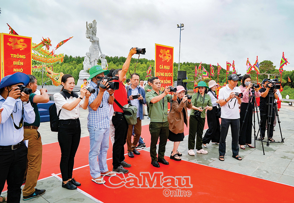 Phóng viên báo, đài Trung ương và địa phương tác nghiệp tại sự kiện Lễ giỗ Ðức Quốc Tổ Lạc Long Quân năm 2025. Ảnh: HUỲNH LÂM