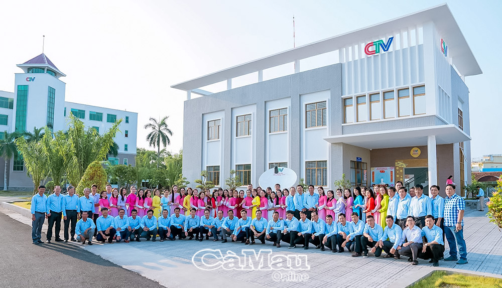 Tập thể cán bộ, công chức, viên chức, người lao động Ðài Phát thanh - Truyền hình Cà Mau.     Ảnh: TIẾN LÊN