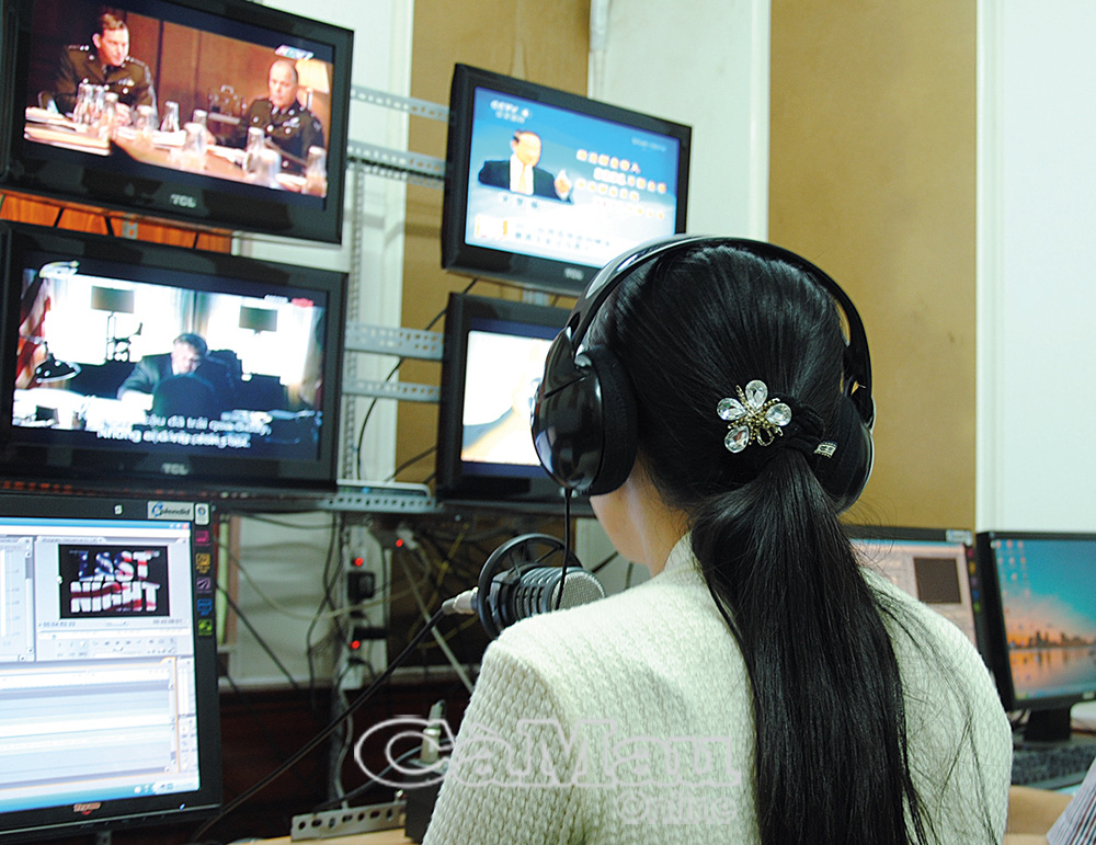 Biên dịch viên CTV trong giờ làm việc.                                                  Ảnh: MINH TẤN
