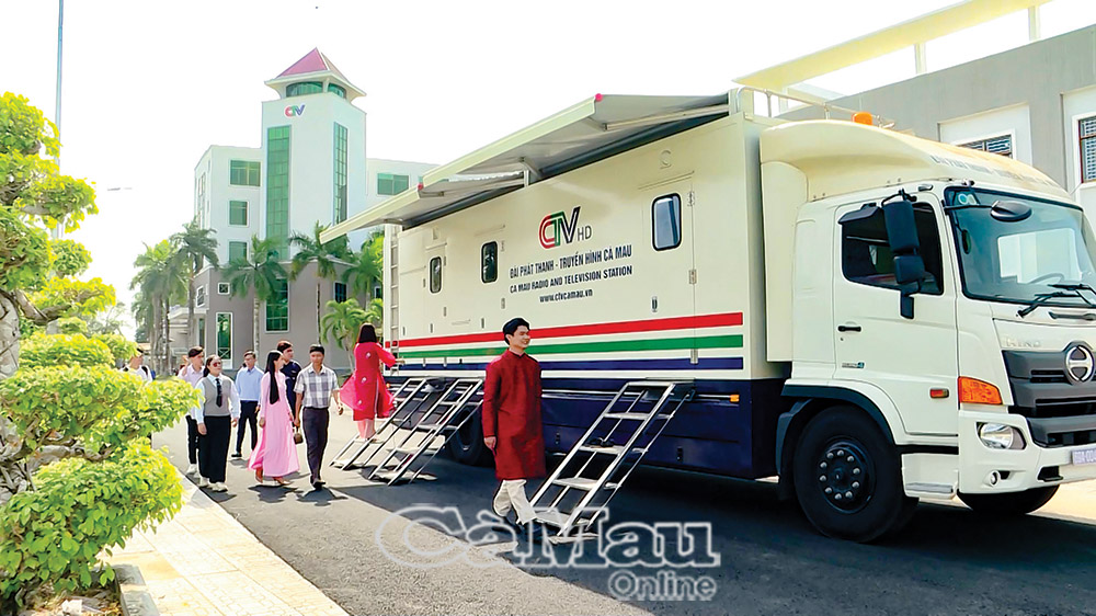 Khán giả tham quan trải nghiệm xe màu lưu động.                                                                                                                                                   Ảnh: TIẾN LÊN