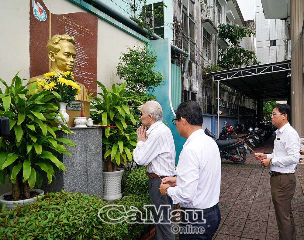 Lãnh đạo, viên chức Báo Cà Mau chụp ảnh lưu niệm bên Tượng đài Nhà báo - Liệt sĩ, Anh hùng Lực lượng vũ trang nhân dân Nguyễn Mai. (Ảnh tư liệu)