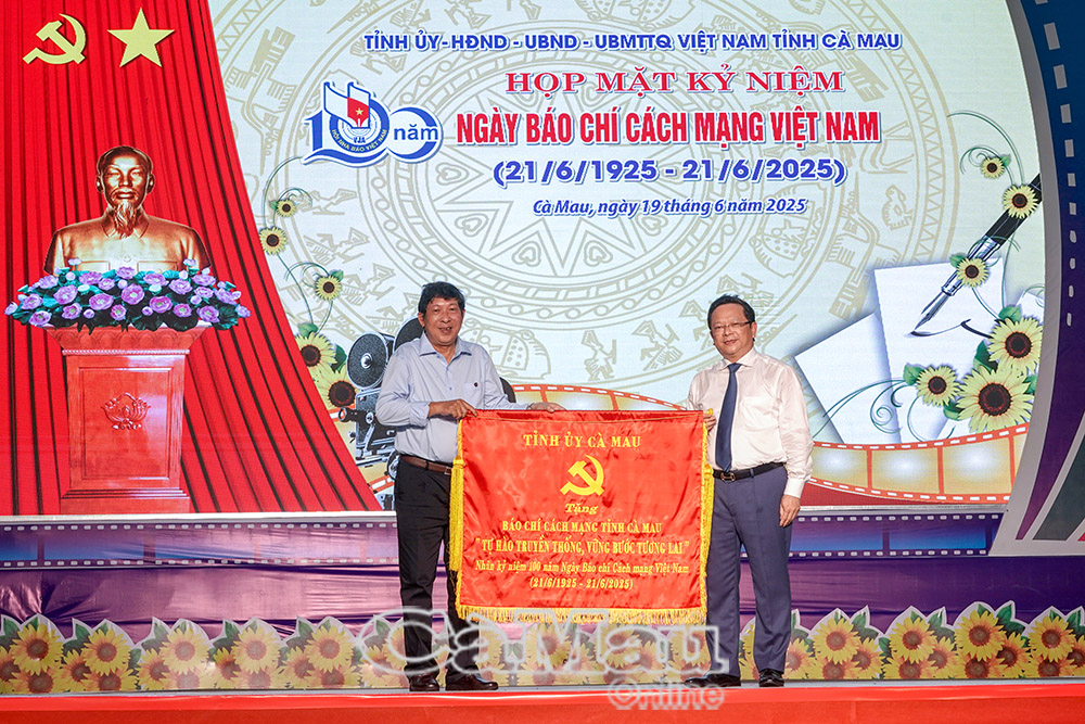 5/ Đồng chí Nguyễn Đức Hiển, Phó Bí thư Thường trực Tỉnh uỷ Bí thư Tỉnh uỷ Cà Mau tặng bức trướng của Tỉnh uỷ Cà Mau với dòng chữ: “Báo chí Cách mạng tỉnh Cà Mau – Tự hào truyền thống, vững bước tương lai” cho Báo chí Cà Mau. (Trong ảnh: Nhà báo Nguyễn Thanh Dũng, Chủ tịch Hội Nhà báo Việt Nam tỉnh Cà Mau đón nhận bức trướng của Tỉnh uỷ Cà Mau trao tặng)