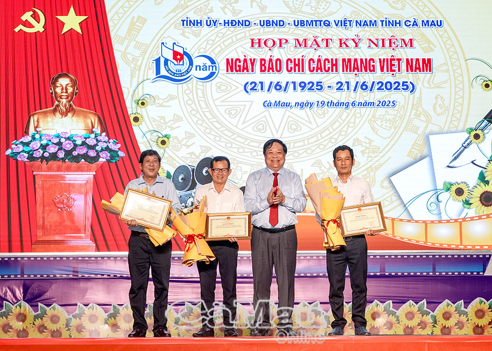 Chủ tịch UBND tỉnh Phạm Thành Ngại trao bằng khen cho các tập thể tiêu biểu.