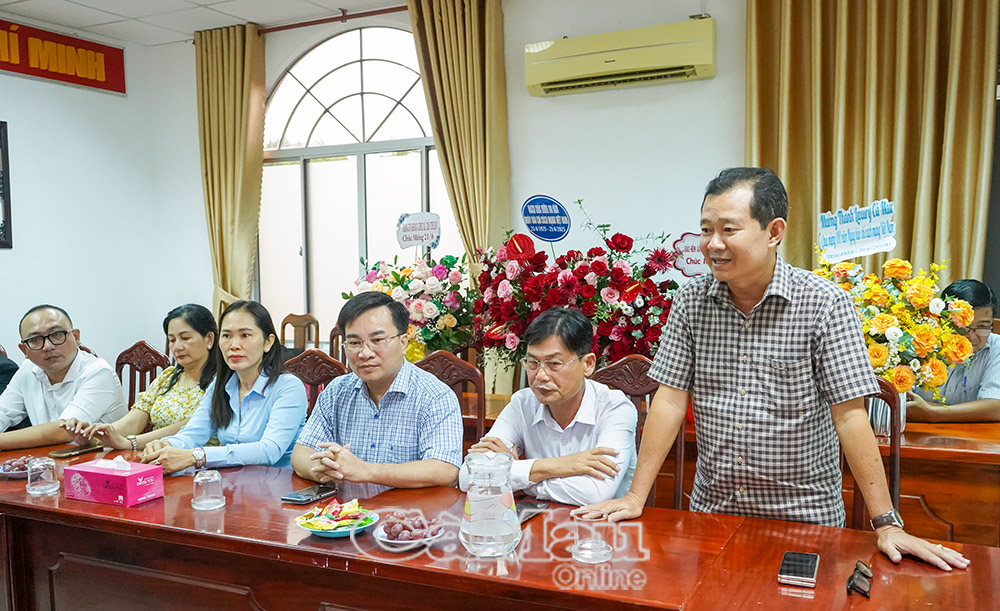 Nhà báo Ngô Minh Toàn, Phó Tổng Biên tập điều hành Báo và Đài PT-TH Cà Mau bày tỏ niềm vui và biết ơn sự quan tâm của các cơ quan đơn vị nhân sự kiện lịch sử của Báo chí Cách mạng Việt Nam.