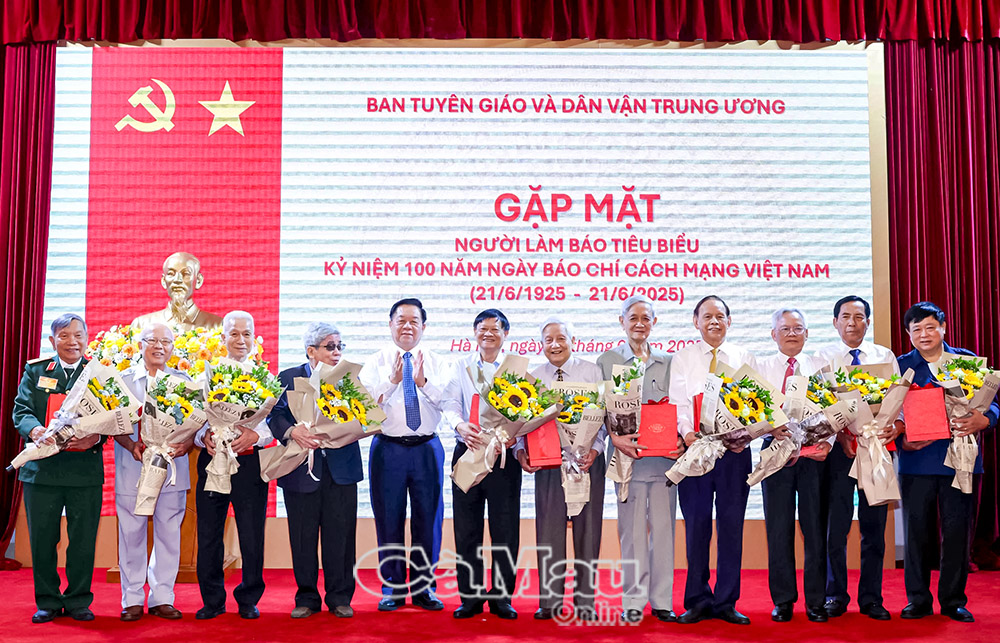 Đồng chí Nguyễn Trọng Nghĩa, Ủy viên Bộ Chính trị, Bí thư Trung ương Đảng,Trưởng Ban Tuyên giáo và Dân vận Trung ương tặng quà tri ân các nhà báo lão thành.