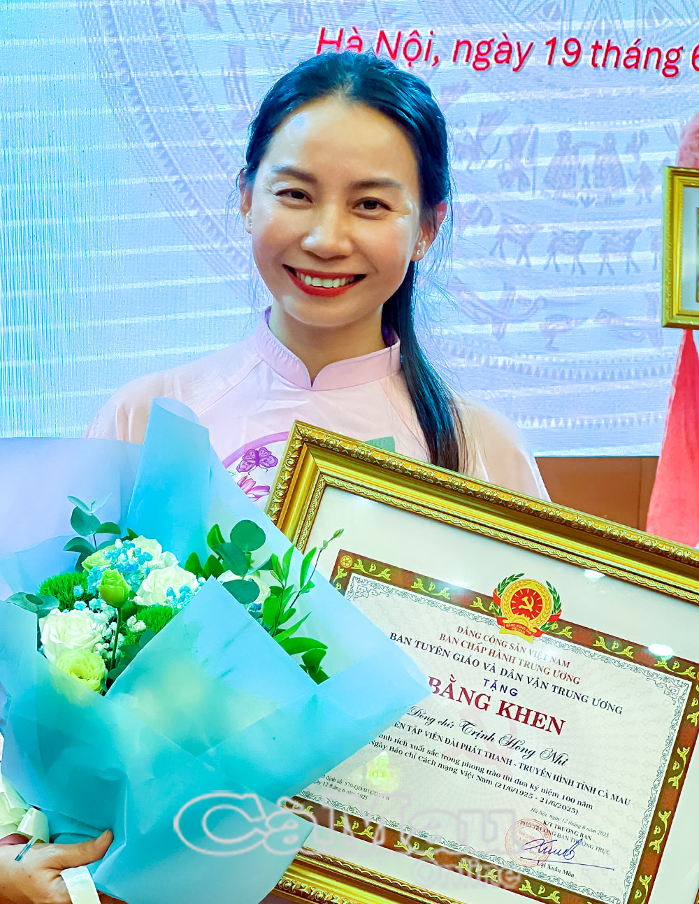 Nhà báo Trịnh Hồng Nhi, Phóng viên Báo và Đài Phát thanh - Truyền hình Cà Mau vinh dự nhận Bằng khen tuyên dương của Ban Tuyên giáo và Dân vận Trung ương.