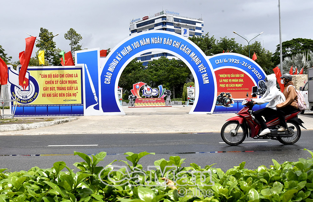 1/ Cổng chào mừng kỷ niệm 100 năm Ngày Báo chí Cách mạng Việt Nam nổi bật trên đường phố Cà Mau, với những biểu ngữ trích dẫn lời Bác Hồ về vai trò của người làm báo và của báo chí.