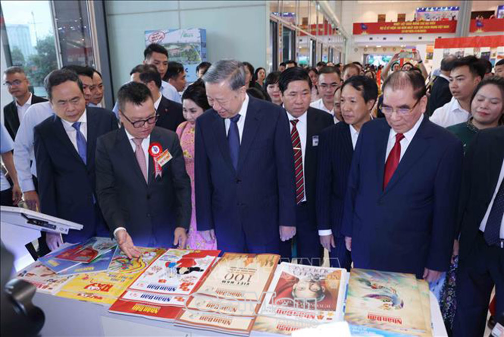Tổng Bí thư Tô Lâm và lãnh đạo Đảng, Nhà nước tham quan Hội báo toàn quốc.