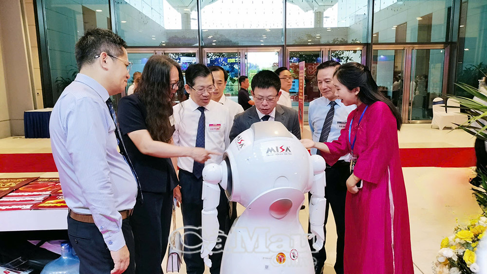 Đại biểu tham quan robot công nghệ AI.