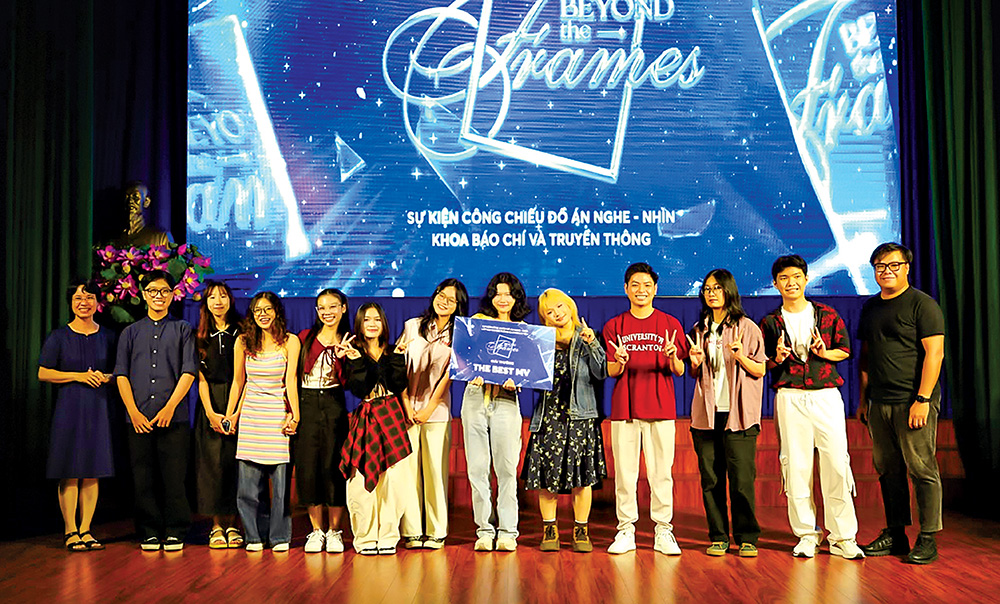Sinh viên Khoa Báo chí, Ðại học Khoa học Xã hội và Nhân văn, làm phim tài liệu và có hẳn buổi trao thưởng để khuyến khích kỹ năng chuyên.