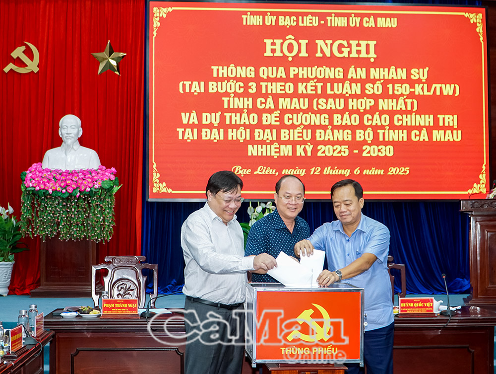 Lãnh đạo 2 tỉnh Cà Mau và Bạc Liêu bỏ phiếu biểu quyết Phương án nhân sự dự kiến Ban Chấp hành Ðảng bộ, Ban Thường vụ Tỉnh uỷ, Uỷ viên Uỷ ban Kiểm tra tỉnh Cà Mau mới.