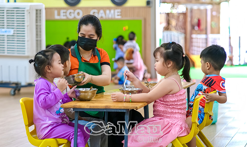 Chế độ dinh dưỡng cho trẻ trong dịp hè được các trường mầm non tư thục đặc biệt quan tâm. 