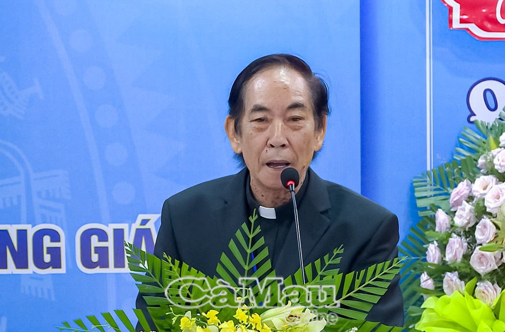 Linh mục Nguyễn Văn Vinh – Chủ tịch Ủy ban Đoàn kết Công giáo tỉnh Cà Mau phát biểu tại đại hội. 