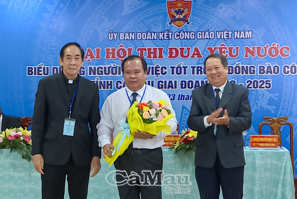 Ảnh 5: Đại hội tặng hoa chào mừng Ủy viên Ban Thường vụ Tỉnh ủy, Phó Chủ tịch UBND tỉnh Nguyễn Minh Luân đến dự đại hội. 