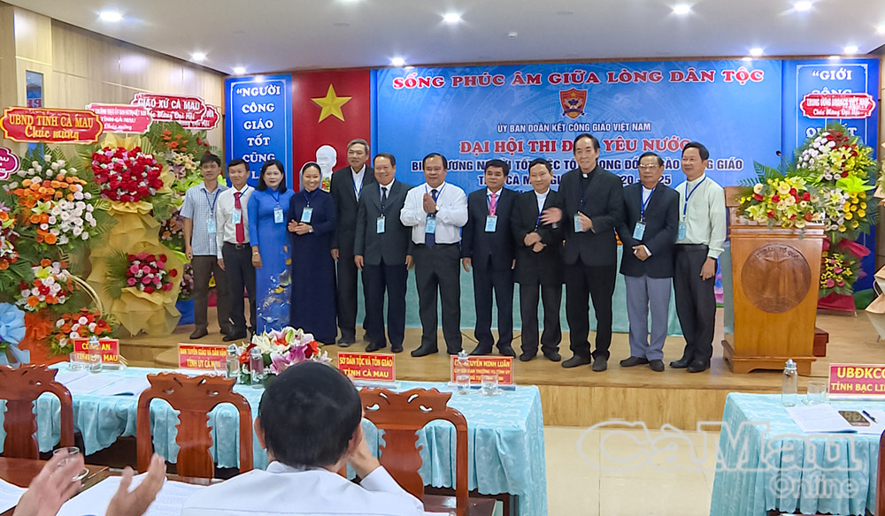 Đại hội chụp hình lưu niệm với Ủy viên Ban Thường vụ Tỉnh ủy, Phó Chủ tịch UBND tỉnh Nguyễn Minh Luân. 
