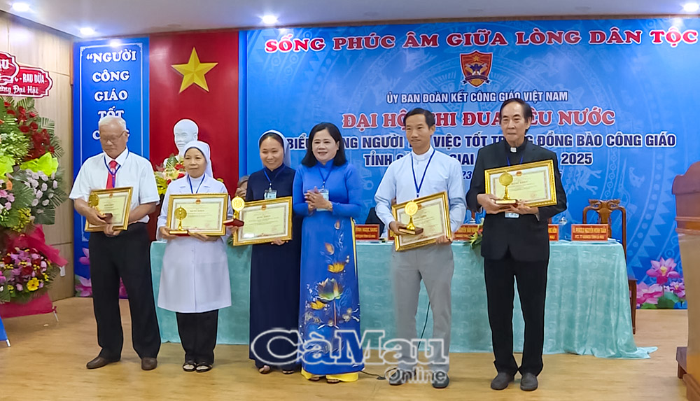 Thay mặt Trung ương Ủy ban Đoàn kết Công giáo Việt Nam, đại điện Ủy ban Đoàn kết Công giáo tỉnh tặng Kỷ niệm chương “Đồng hành cùng dân tộc” cho các tập thể, cá nhân tại Đại hội thi đua yêu nước biểu dương gương người tốt, việc tốt trong đồng bào Công giáo giai đoạn 2020 – 2025.