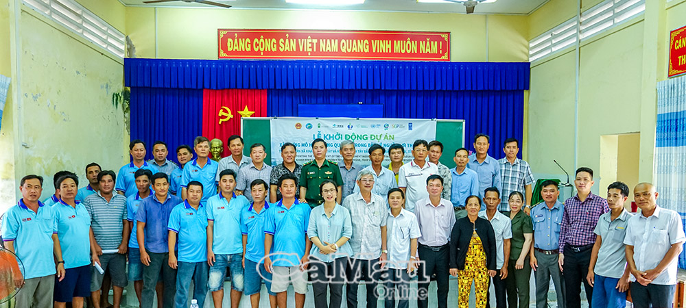 Ðông đảo ngư dân tham gia lễ khởi động dự án mô hình đồng quản lý trong bảo vệ nguồn lợi thuỷ sản.
