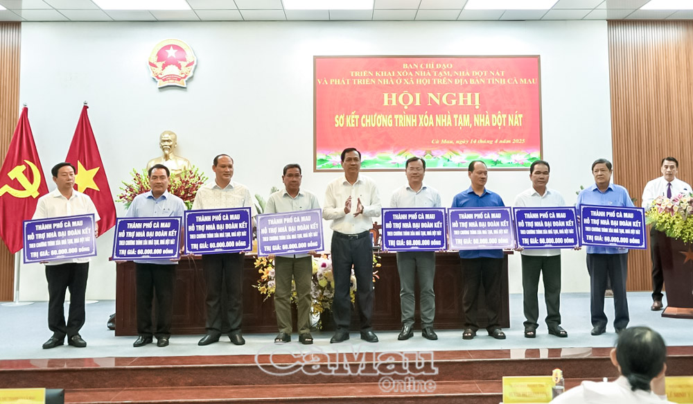 Tại Hội nghị sơ kết Chương trình xoá nhà tạm, nhà dột nát, TP Cà Mau đã hỗ trợ 8 huyện trong tỉnh, mỗi huyện 1 căn nhà trị giá 60 triệu đồng.