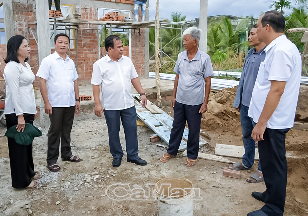 Phó Chủ tịch UBND tỉnh Nguyễn Minh Luân (thứ ba từ trái sang) khảo sát Chương trình xoá nhà tạm tại huyện U Minh (chiều ngày 7/5/2025).
