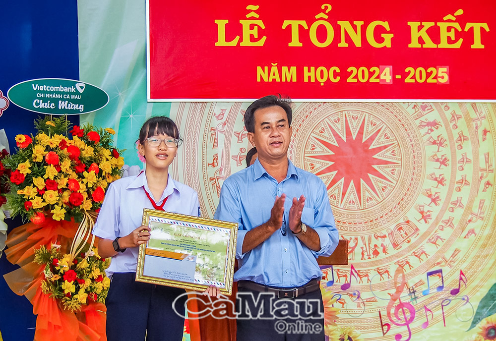 Ðại diện Sở Khoa học và Công nghệ trao giấy chứng nhận giải Khơi nguồn ý tưởng Cuộc thi Viết thư Quốc tế UPU lần thứ 54 năm 2025 cho Huỳnh Gia Hân trong lễ tổng kết năm học.
