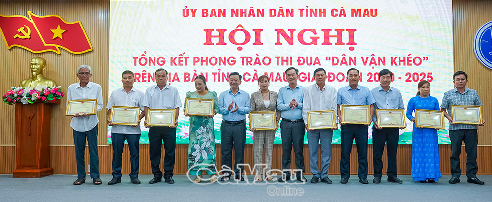 Ông Danh Xem (bìa trái) vinh dự là 1 trong 30 cá nhân tiêu biểu vừa được Chủ tịch UBND tỉnh tặng bằng khen vì có thành tích xuất sắc thực hiện phong trào thi đua Dân vận khéo, giai đoạn 2020-2025.