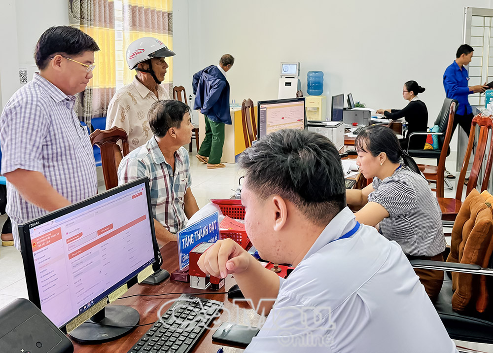 Ông Nguyễn Phương Đông, Trưởng Ban Văn hoá Xã hội HĐND tỉnh (bìa trái) kiểm tra, giám sát Bộ phận một cửa xã Tân Hưng Đông, huyện Cái Nước