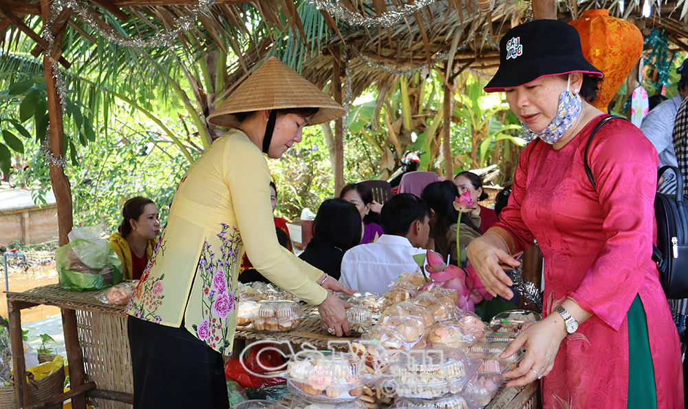 Tái hiện phiên chợ quê, một trong những điểm nhấn thu hút sự quan tâm của đông đảo khách du lịch trong Ngày hội "Hương rừng U Minh”.
