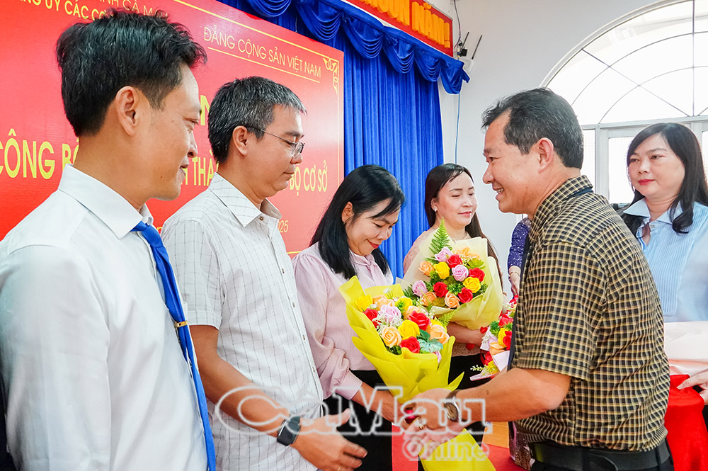 Đồng chí Ngô Minh Toàn tặng hoa cảm ơn các uỷ viên Ban Chấp hành Đảng bộ Báo Cà Mau và Đài Phát thanh - Truyền hình Cà Mau không tham gia Ban Chấp hành Đảng bộ Báo và Đài Phát thanh - Truyền hình Cà Mau.