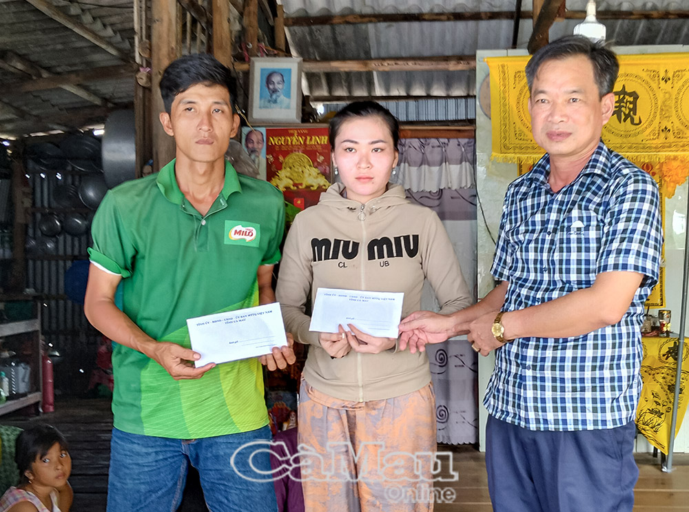 Phó Chủ tịch Ủy ban MTTQ Việt Nam tỉnh Cà Mau Nguyễn Văn Khởi, thăm hỏi, chia buồn và trao hỗ trợ cho thân nhân hai vợ chồng ngư dân gặp nạn.