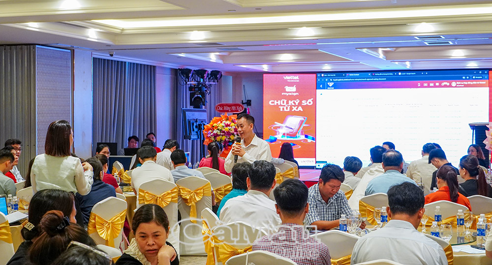 Ông Ðinh Vạn Hải chia sẻ về tiện lợi của hợp đồng điện tử, đồng thời hướng dẫn sử dụng hợp đồng điện tử, chữ ký số và quy trình chứng thực.