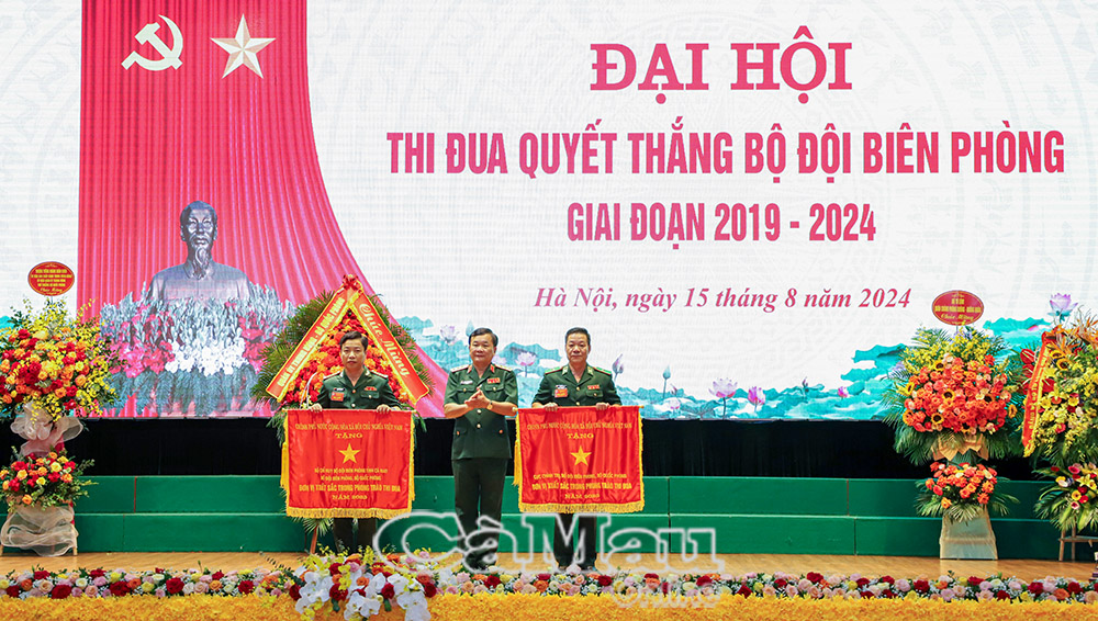 Ðại tá Phạm Minh Giang (bìa trái), Tỉnh uỷ viên, Bí thư Ðảng uỷ, Chính uỷ BÐBP tỉnh, nhận Cờ thi đua của Chính phủ tại Ðại hội Thi đua Quyết thắng BÐBP giai đoạn 2019-2024.