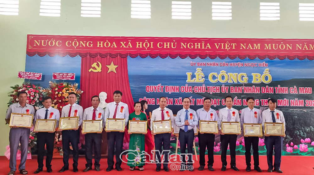 Ông Phan Hoàng Vũ,  Phó Chủ tịch HÐND tỉnh Cà Mau, trao Bằng khen của UBND tỉnh cho các tập thể, cá nhân có nhiều đóng góp trong xây dựng xã Ðất Mũi đạt chuẩn NTM.