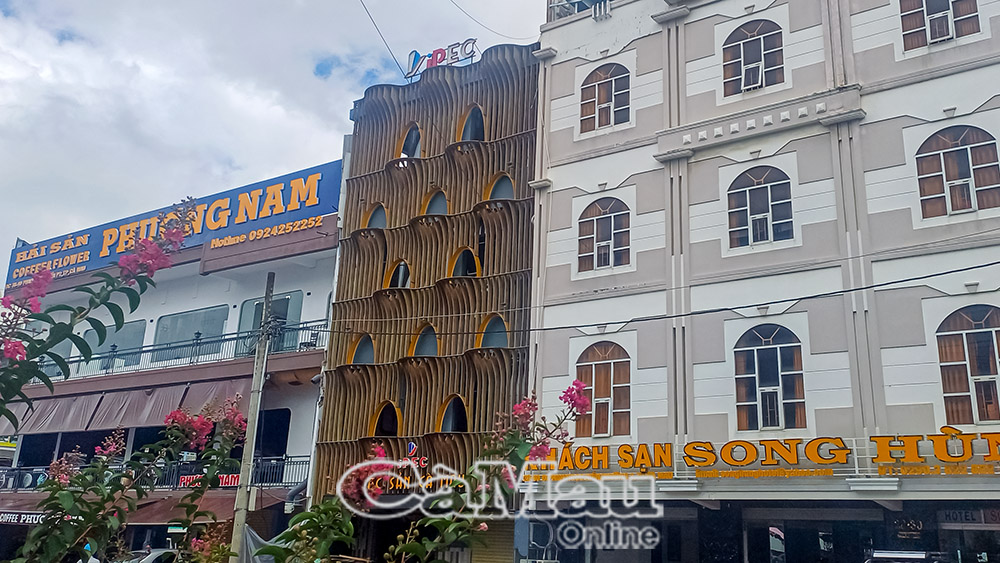 Khách sạn Song Hùng và Nhà khách Cà Mau là một trong những điểm bố trí nhà ở công vụ cho cán bộ Bạc Liêu về Cà Mau công tác sau hợp nhất tỉnh 