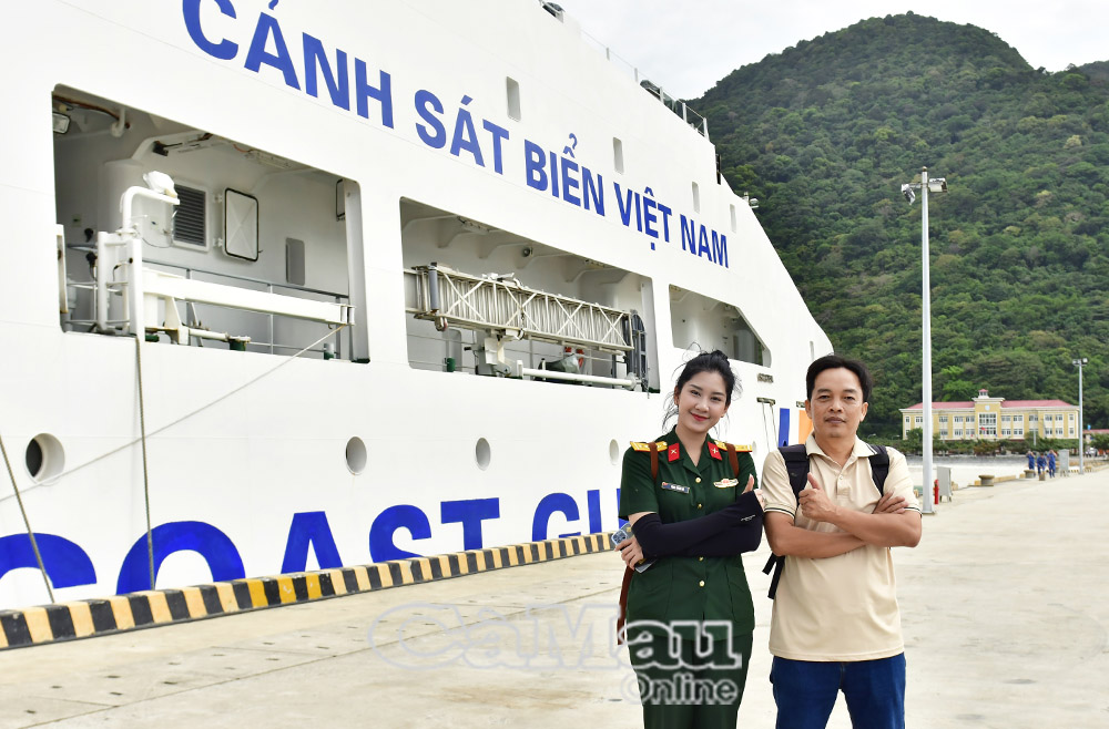 Cùng đồng nghiệp thuộc lực lượng vũ trang bên tàu CSB - 8005 tại cảng Đôn Đảo sau chuyến hải trình từ Tây sang Đông, 17 tháng 1 năm 2025.