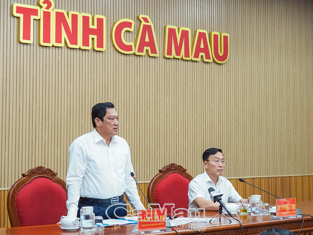 1/ Phó Chủ tịch Ủy ban nhân dân tỉnh Cà Mau Lâm Văn Bi cùng Phó chủ tịch Thường trực Ủy ban nhân dân tỉnh Bạc Liêu Huỳnh Hữu Trí chủ trì cuộc họp.