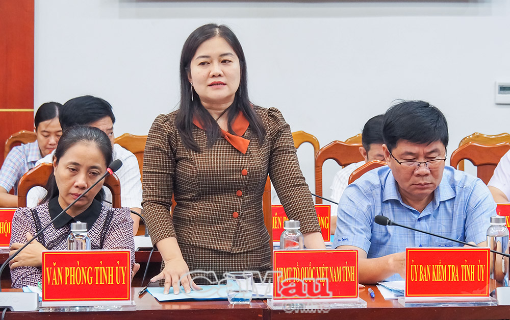 4/ Bà Võ Thị Ngọc Hân, Phó Chủ tịch Thường trực Uỷ ban MTTQ Việt Nam tỉnh Cà Mau, đóng góp ý kiến tại cuộc họp.