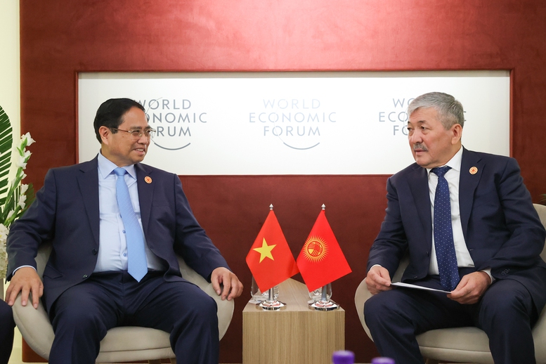 Thủ tướng Phạm Minh Chính khẳng định, các bộ, ngành Việt Nam đang tích cực triển khai hiệu quả các thỏa thuận được lãnh đạo hai nước thống nhất thúc đẩy trong khuôn khổ chuyến thăm của Thủ tướng Kasimalyev; đề xuất kết nối đường sắt Việt Nam - Kyrgyzstan và với các nước Trung Á - Ảnh: VGP/Nhật Bắc.