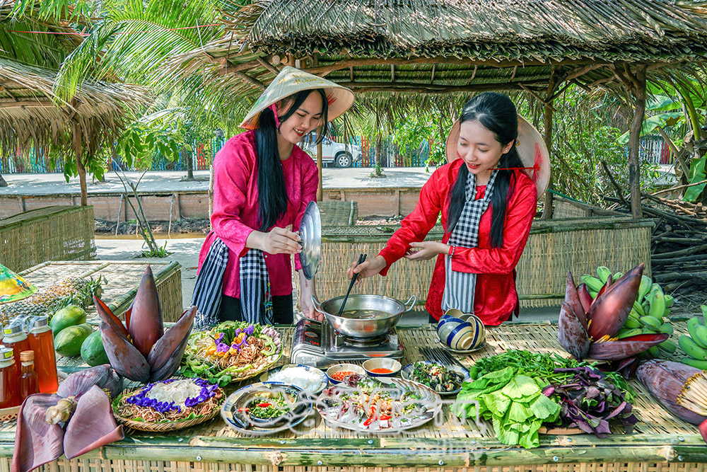 Ẩm thực lẩu mắm đồng quê có mặt ở hầu hết các điểm du lịch của Cà Mau.